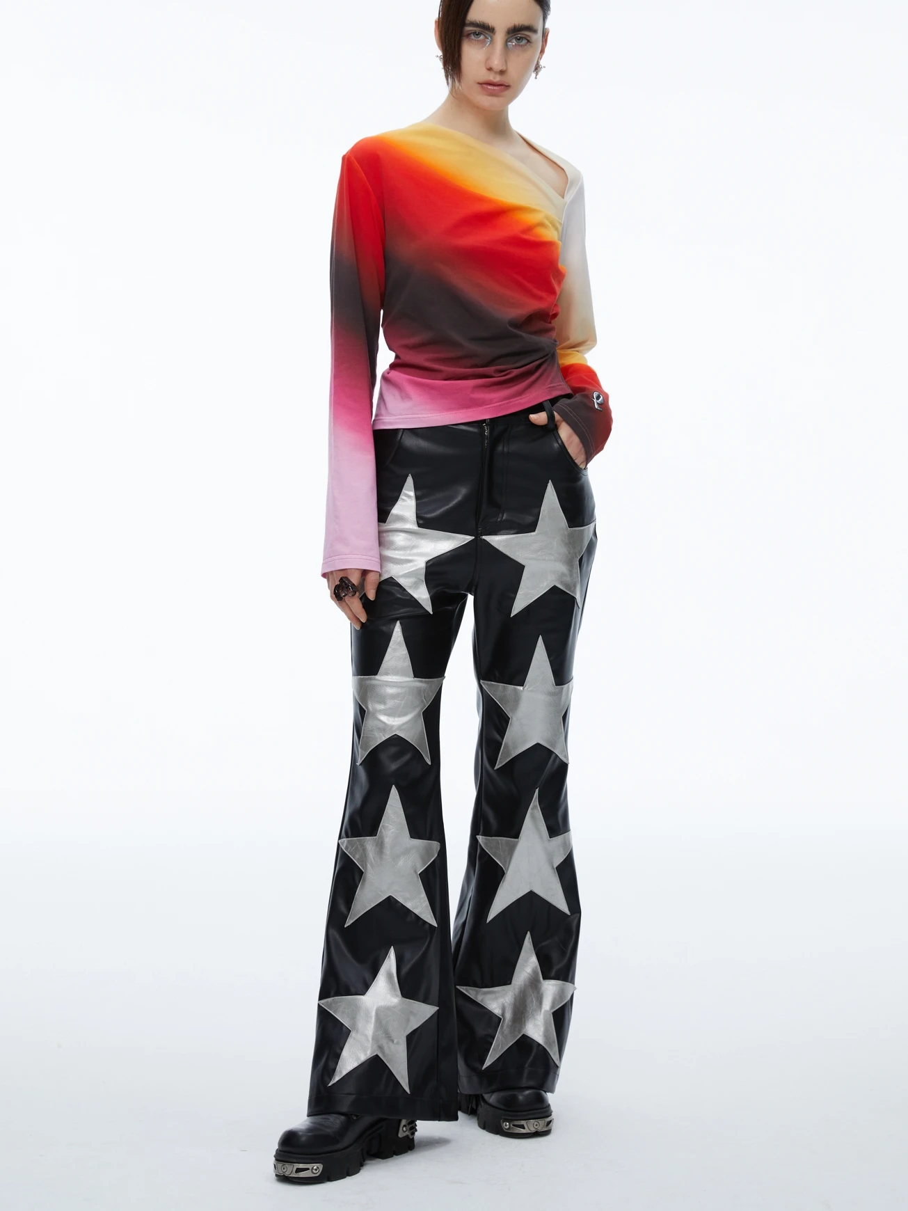 

Кожаные брюки QSC Original Design с высокой талией, уникальным дизайном, серебристо-черные, с пятиконечной звездой, эластичные, прямые, расклешенные к низу