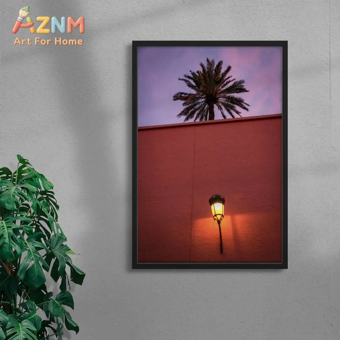 

Настенное панно с пальмой и розовой стеной Марракеша в рамке - принт с марокканским уличным фонарем на закате, декор в стиле бохо для дома