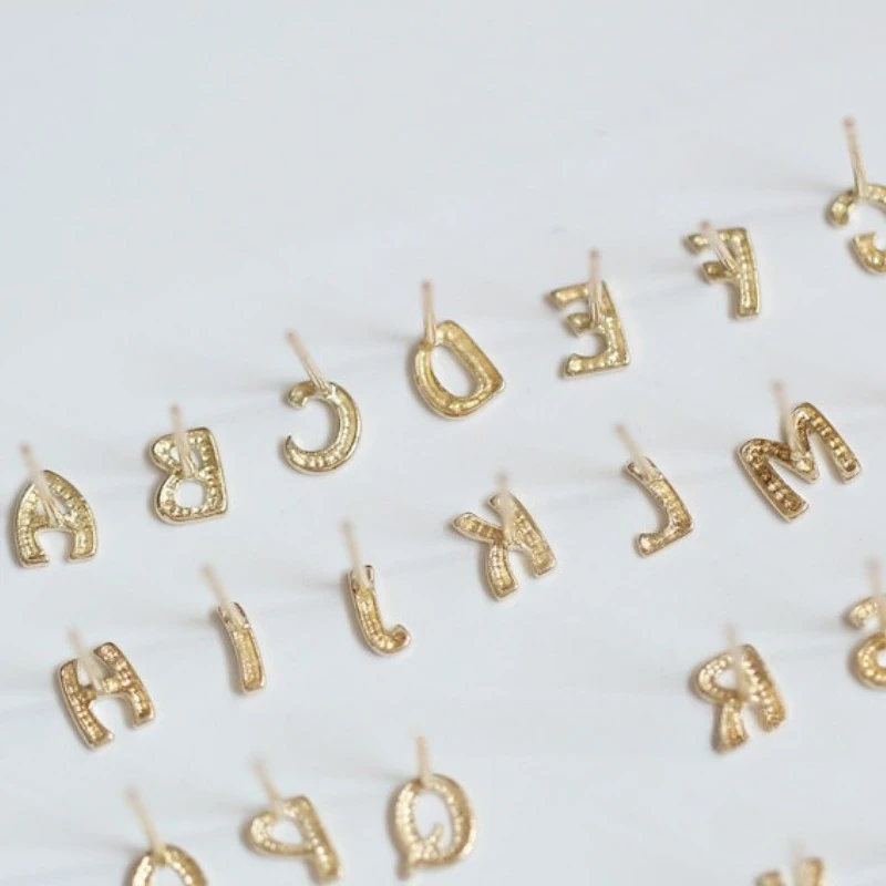 Monkton 100% 925 فضة A-Z رسالة الأولي وأقراط النساء مطلية بالذهب الأبجدية الصغيرة الأذن مربط هدايا عيد الميلاد
