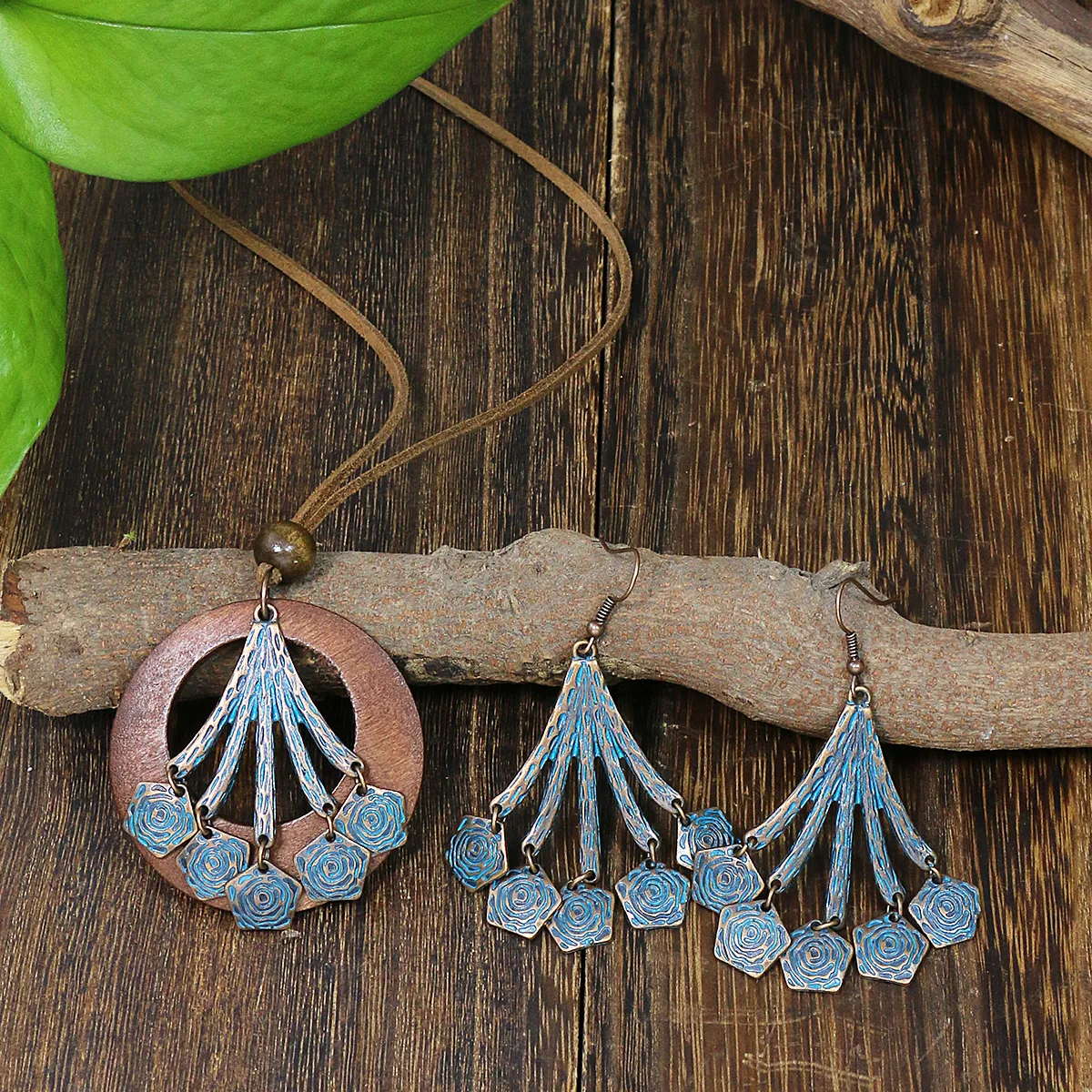 claws, exaggerated personality, atmospheric retro ethnic style necklace earrings, a set of irregular fan-shaped fri