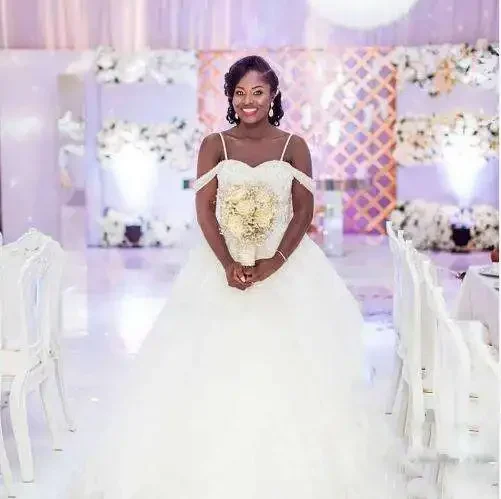 Aangepaste klassieke spaghetti kant kralen bruidsjurken Afrikaanse plus size vestidos kapel goedkope trouwjurken