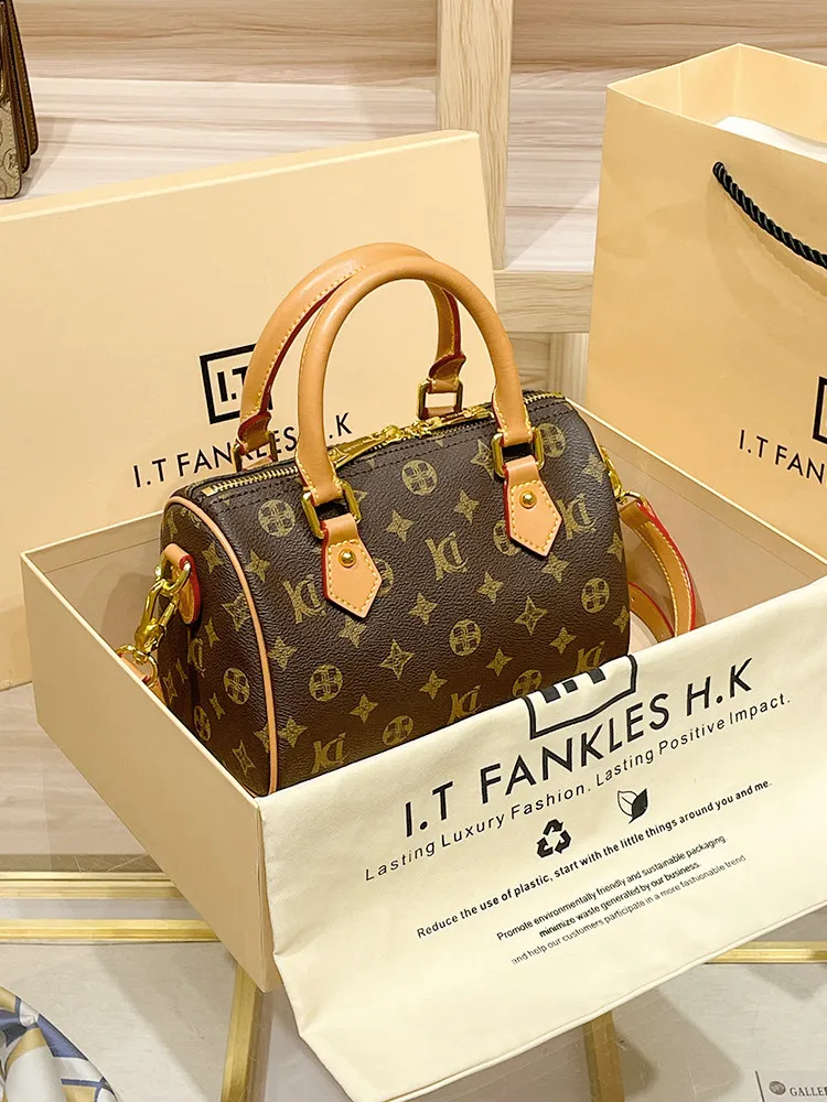 Chic Luxury Designer Diaper Bag For Women Elegant Leather Large Capacity Tote Minimalist Vintage Classic Fashionable Commuter
