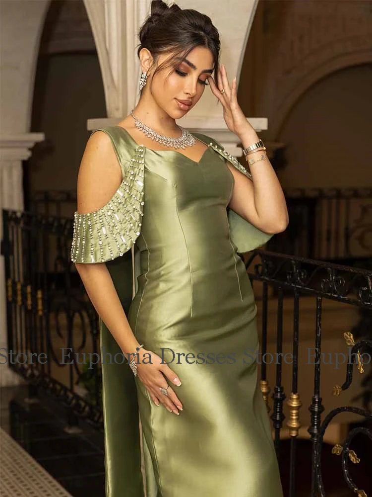 المملكة العربية السعودية فساتين سهرة فاخرة 2025 عمود ساتان فستان المشاهير أخضر مسود خرز على شكل قلب كيب مناسبة خاصة