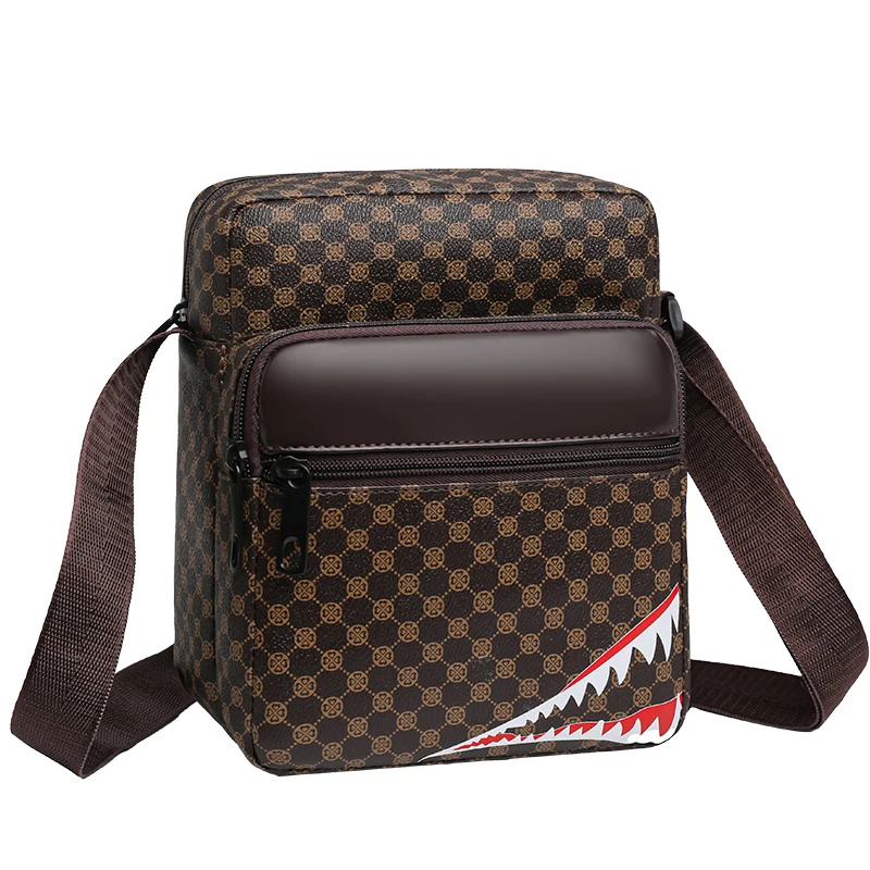 Мужская сумка на одно плечо с разноцветным дизайном и рисунком зубов акулы. Можно носить как один плечевой ремень.