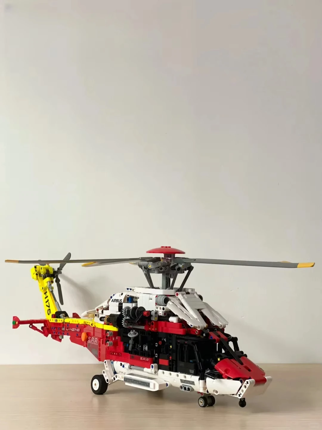

New MOC rescue helicopter H175 rescue helicopter model building blocks, boy and girl decorations as holiday gifts