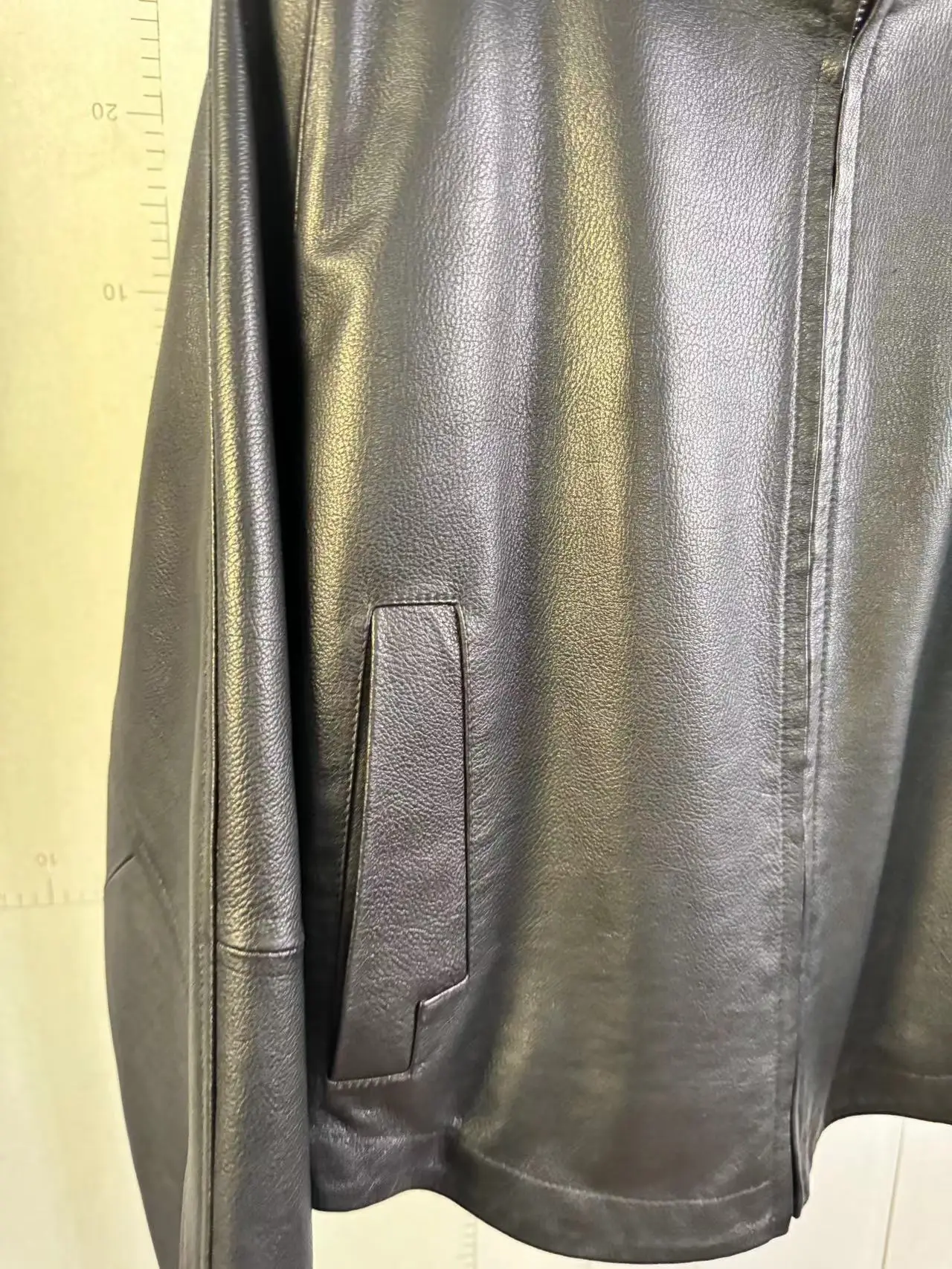 كلا الجانبين 2025 تصميم جديد من جلد الغنم الحقيقي والطبيعي مع سترة نسائية قصيرة جميلة وفاخرة بغطاء للرأس كبيرة