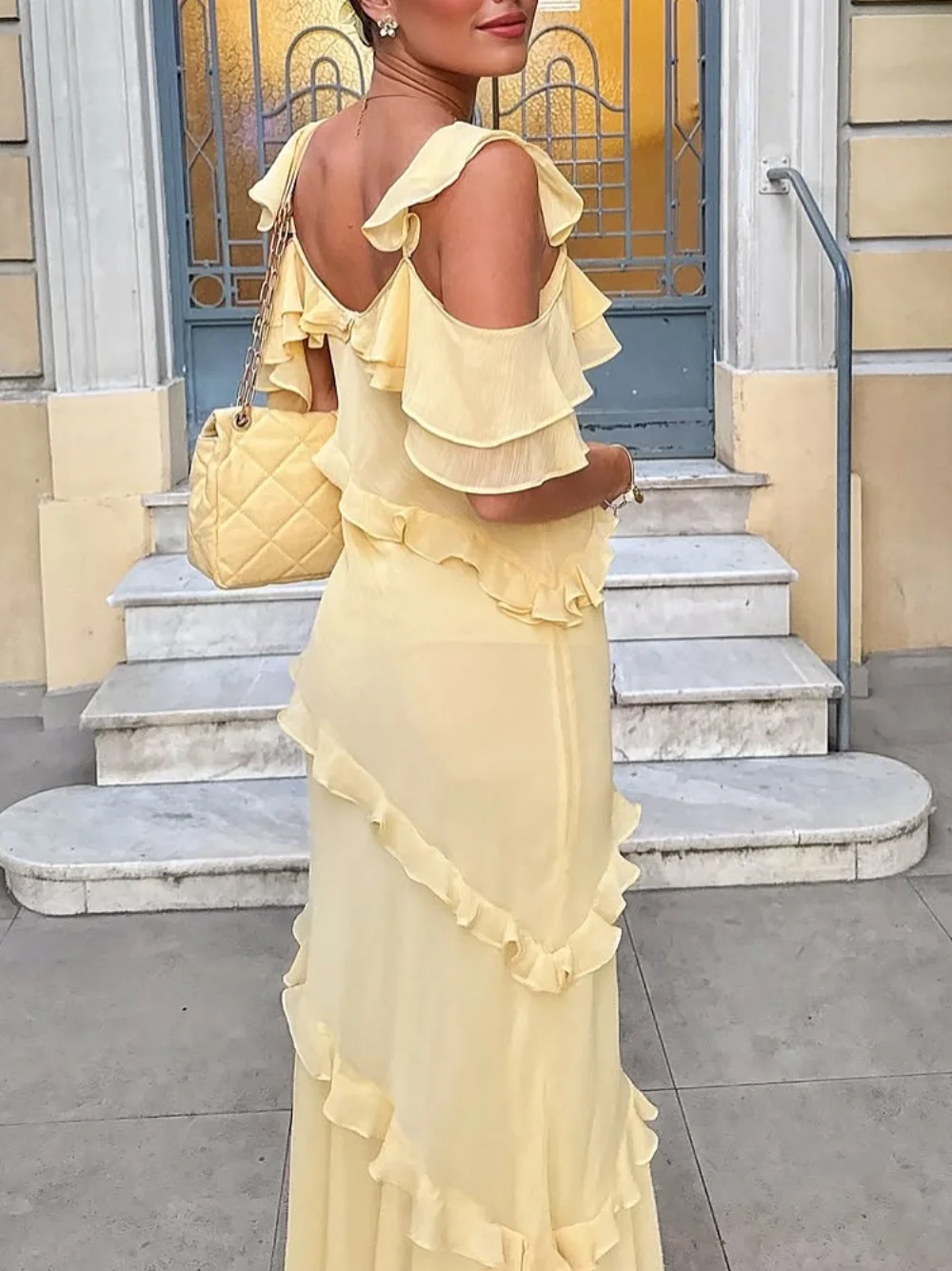 เดรสยาวทรงตรงผ้าชีฟองสีเหลืองแบบเซ็กซี่และชิคสำหรับผู้หญิง ดีไซน์ระบายหลายชั้น แฟชั่นฤดูใบไม้ร่วงปี 2025 เหมาะสำหรับงานปาร์ตี้กลางคืนและงานเลี้ยง