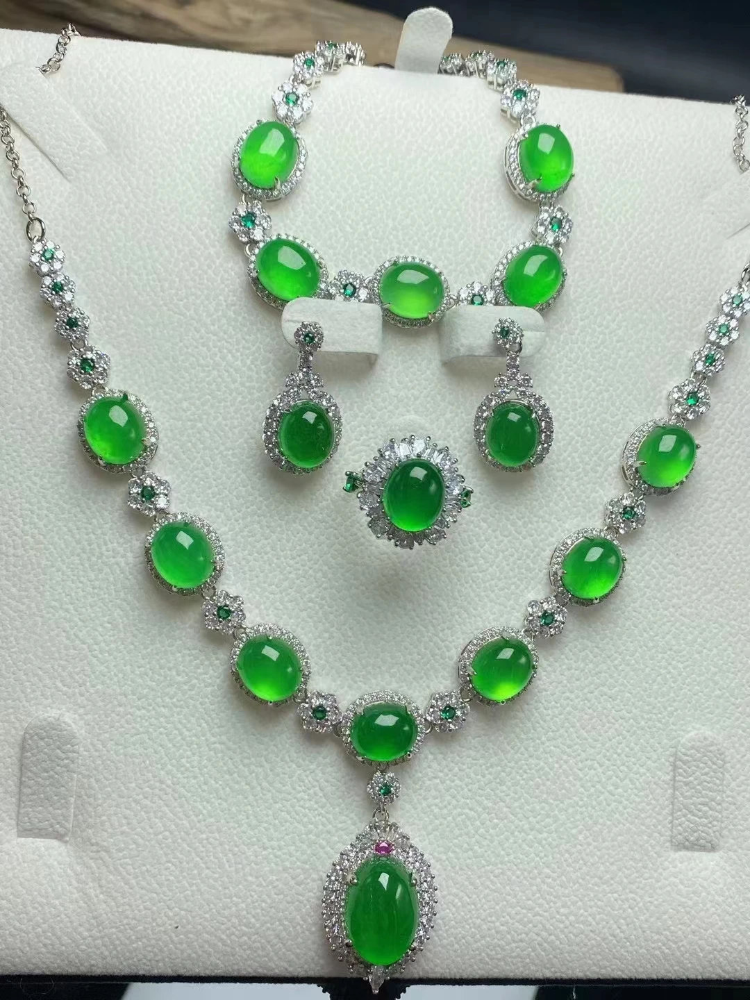 

Real Myanmar Jadeite 925 silver inlaid high ice emerald jewelry boutique fashion 4-piece set of jewelry high-grade Jewelry Set