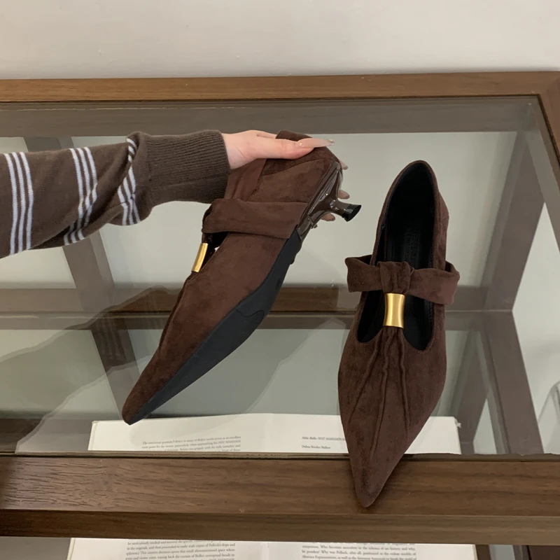 

Shoes woman t-strap pumps metal decoration pointed toe slides vintage flock slip on pleated heels shoes designer comfortable