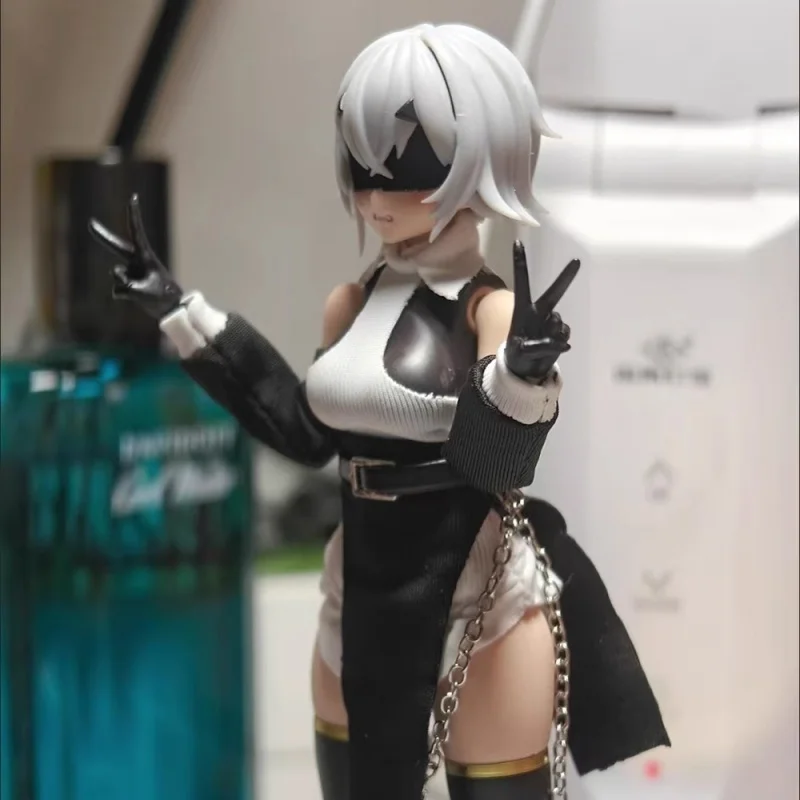 1/12 Skala Kolorowy top z odkrytymi ramionami Czarna półspódnica z łańcuszkiem w talii Kobieta żołnierz Garnitur Pasuje do 6-calowej figurki akcji BJD Tryb zabawek