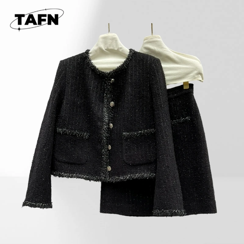 

Fashion-Forward Women's Skirt and Top Set, Easy to Style for Any Event Effortlessly Stylish Women's Skirt Set, AK2138