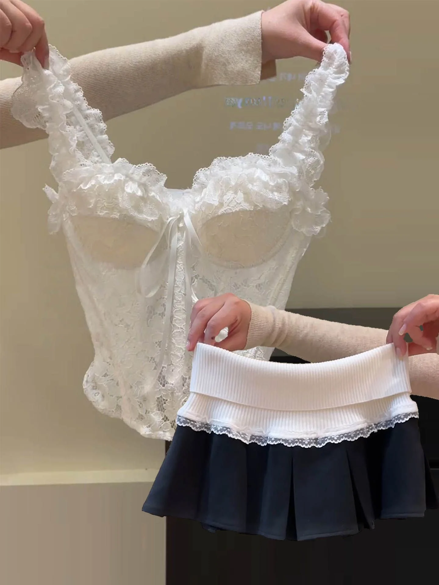 

Комплект Pure Desire: белый кружевной топ на косточках и короткая юбка. Новинка ранней весны. Сексуальный и модный образ.