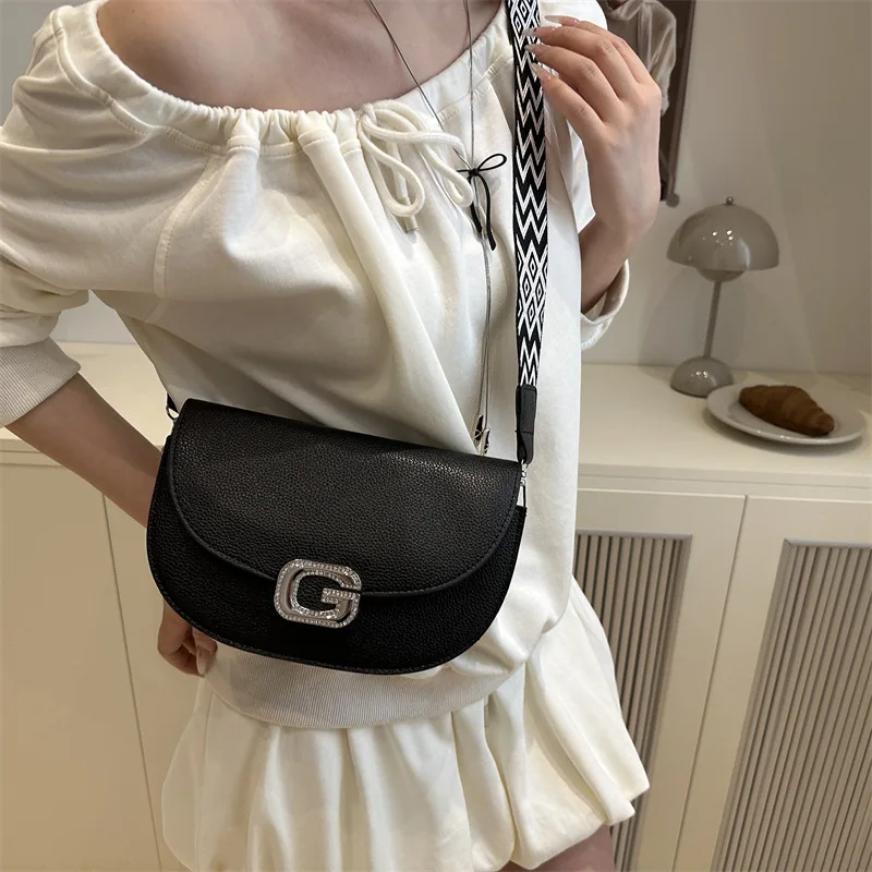 

2026 new simple and stylish saddle bag unique and niche design casual wear women's shoulder cross-body bag