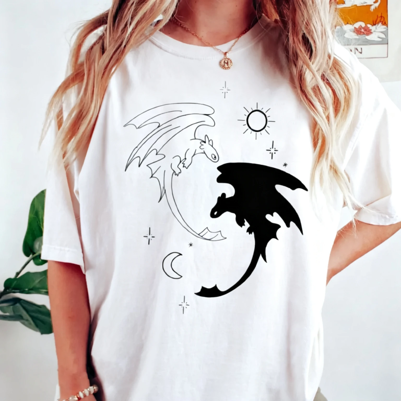 T-Shirt mit Drachen-Yin-Yang-Sonnen-Mond-Sternen-Motiv, minimalistisches Design, „How to Train Your Dragon“, Damen-, Herren- und Kinder-T-Shirt mit kurzen Ärmeln. – Detail 4