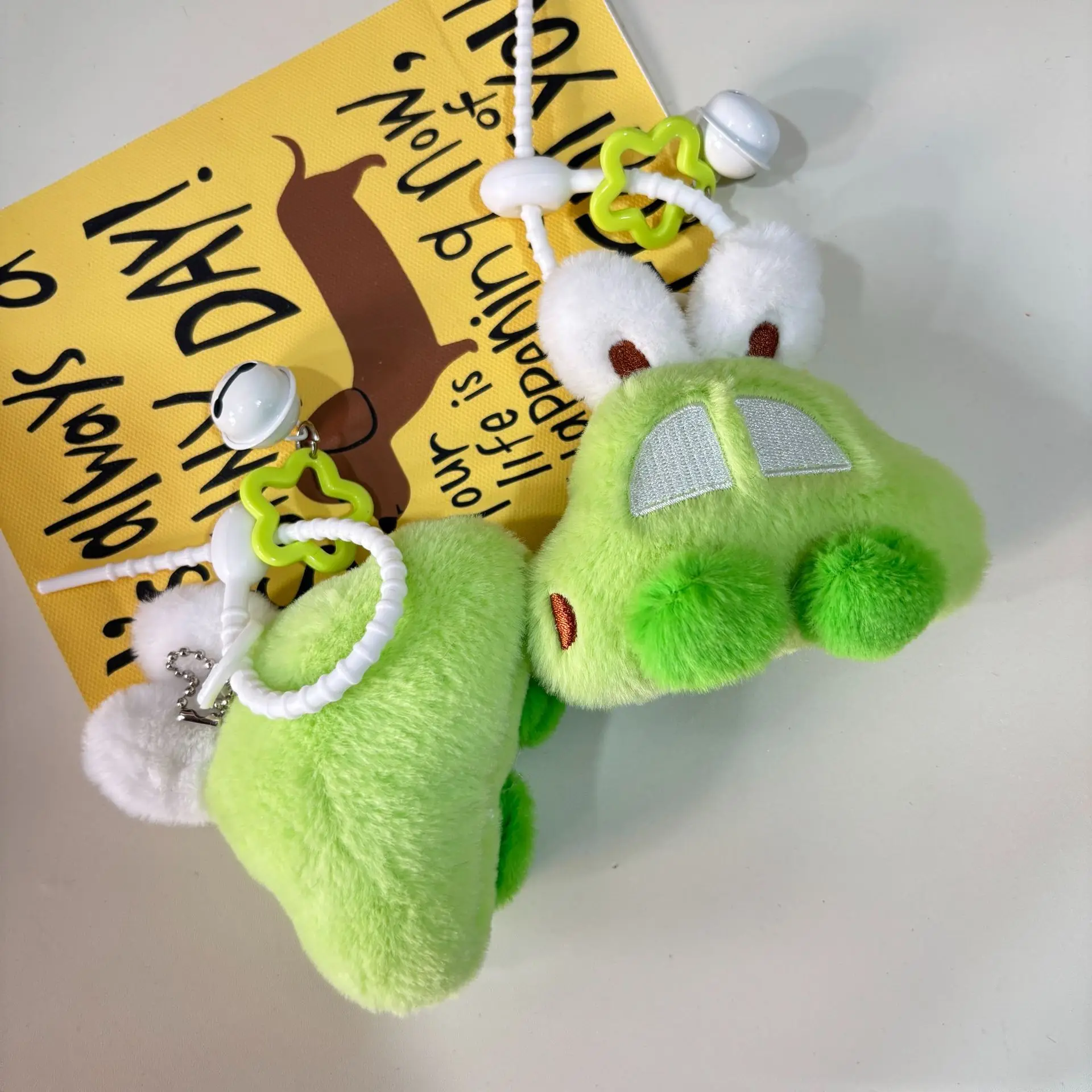 Mini Uroczy Mały Brelok do Kluczy w Kształcie Autka, Pluszowa Zawieszka, Kreatywny Prezent Urodzinowy dla Dzieci, Kreskówkowy Pluszowy Brelok do Kluczy w Kształcie Małego Autka