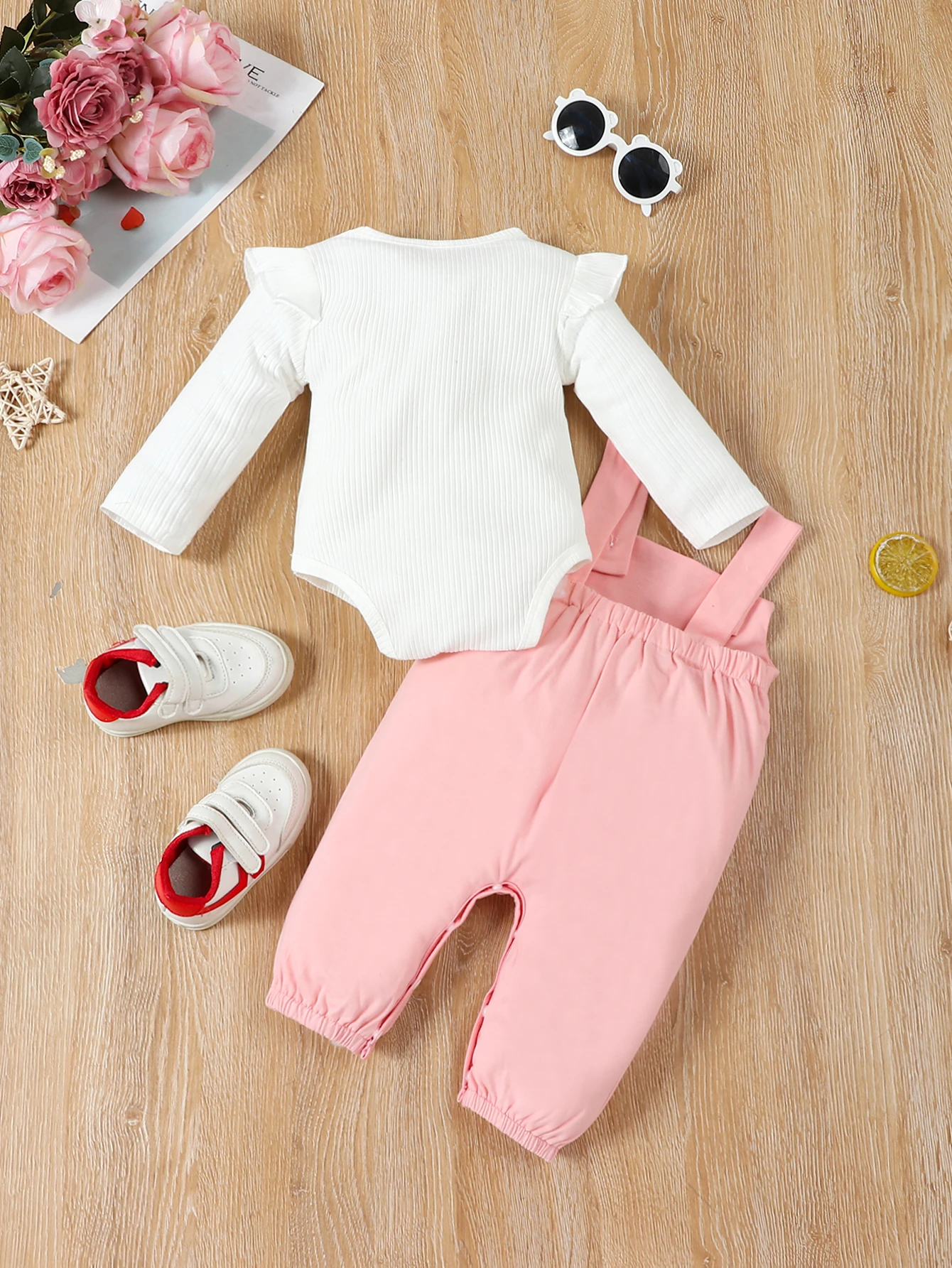 Weißer Langarm-Strampler für Herbst und Winter mit niedlichen 3D-Ohren und Hosenträgern, Baby-Mädchen-Outfit – Detail 4