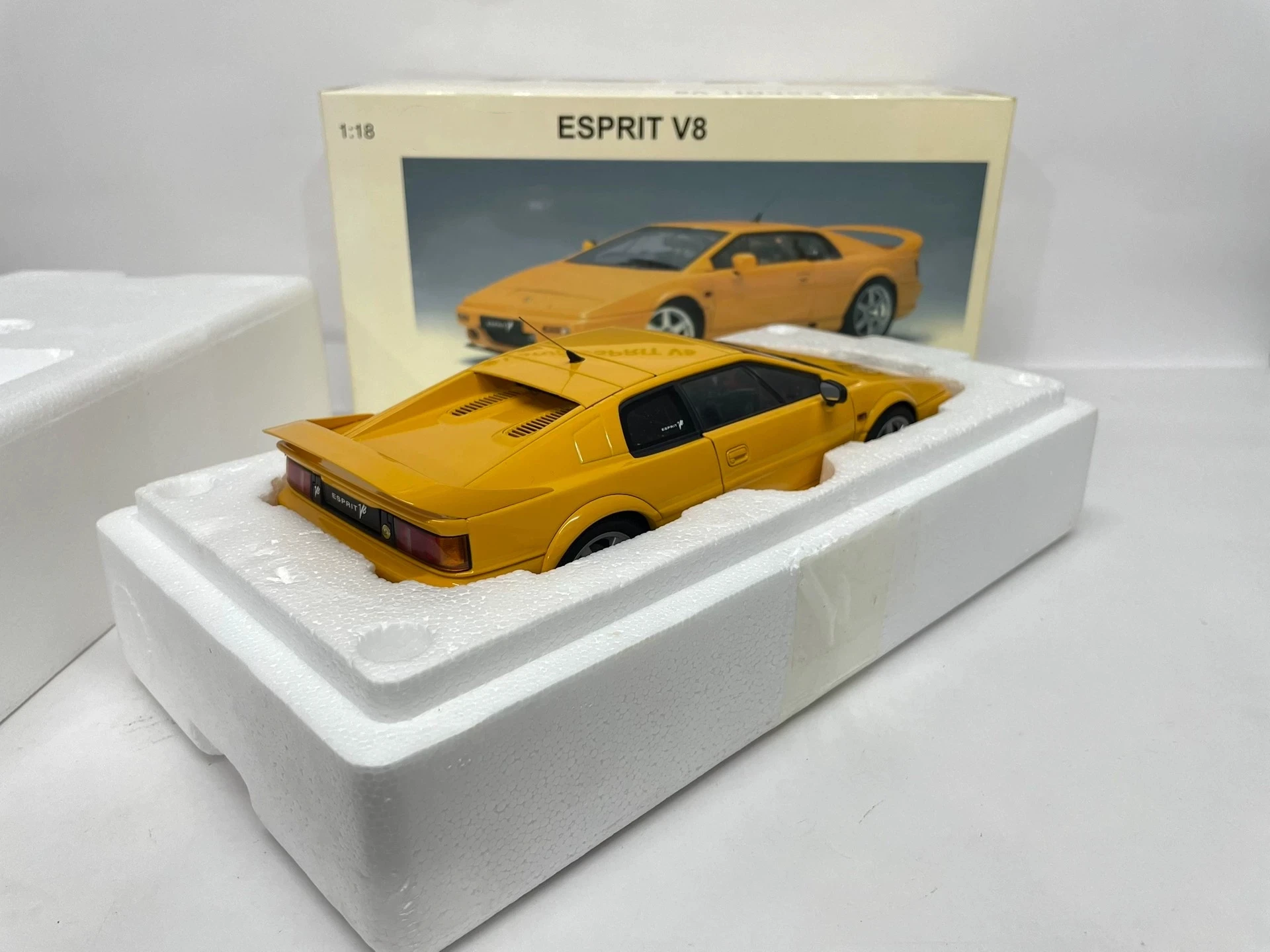 Autoart 1:18 Esprit V8 Yellow Simulation Limited Edition All Open Alloy Metal Static Car Model Toy Gift