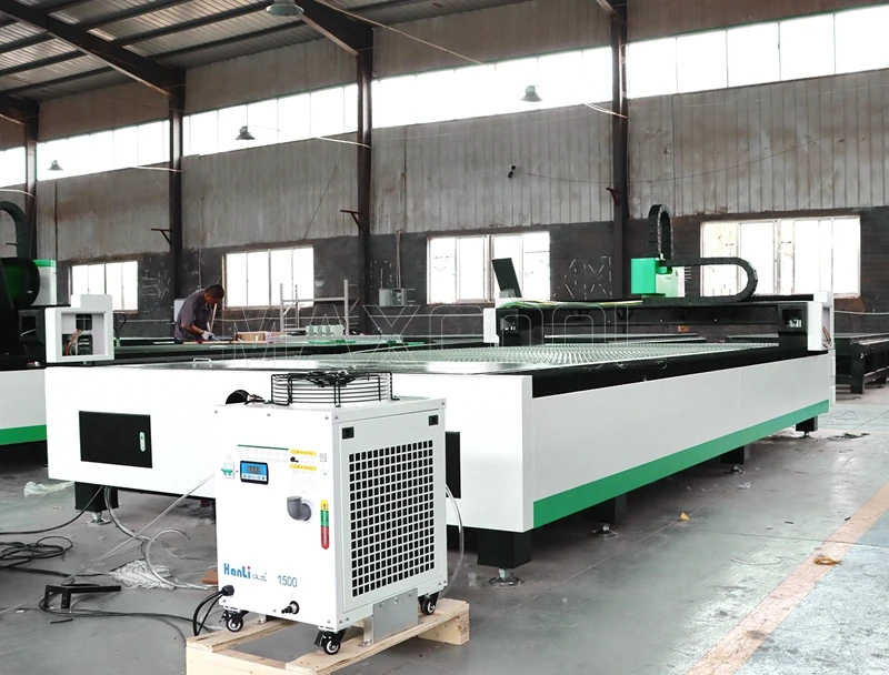 الصين الصانع Maxcool CNC آلة قطع ألياف الليزر الضوئية 3000 واط 6000 واط الألياف القطع بالليزر لوحة الصفائح المعدنية الصلب 1530