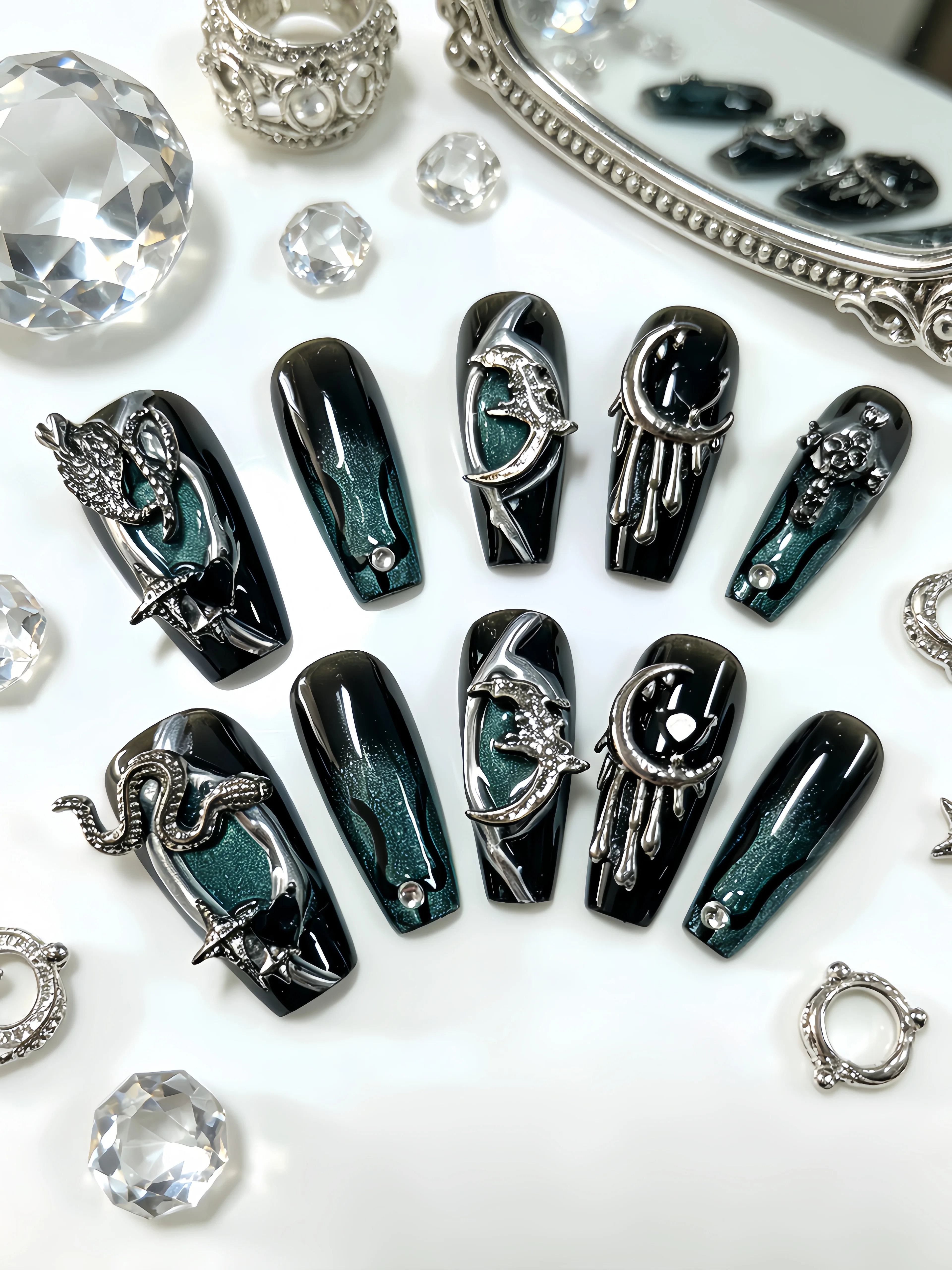 10 Pieces of Medium-Length Trapezoidal Press-On Nails, Black and Green Color-Blocking Gradient with Silver Glitter Cat-Eye Effect, Silver Moon Heart Rhinestones, Cross Rhinestones, Snake Pattern, Star Embellishments, Y2K Gothic Style Nail Tips, Dark Style Korean Ins-Style Daily Wear Nails, Punk Style Nail Stickers for Daily Use, Workplace, Office, Bar, Clubbing, Music Festivals, Celebrations, Parties, Etc., Sweet and Cool Style Nails for Trendy Girls, Includes One Jelly Glue and One Nail File