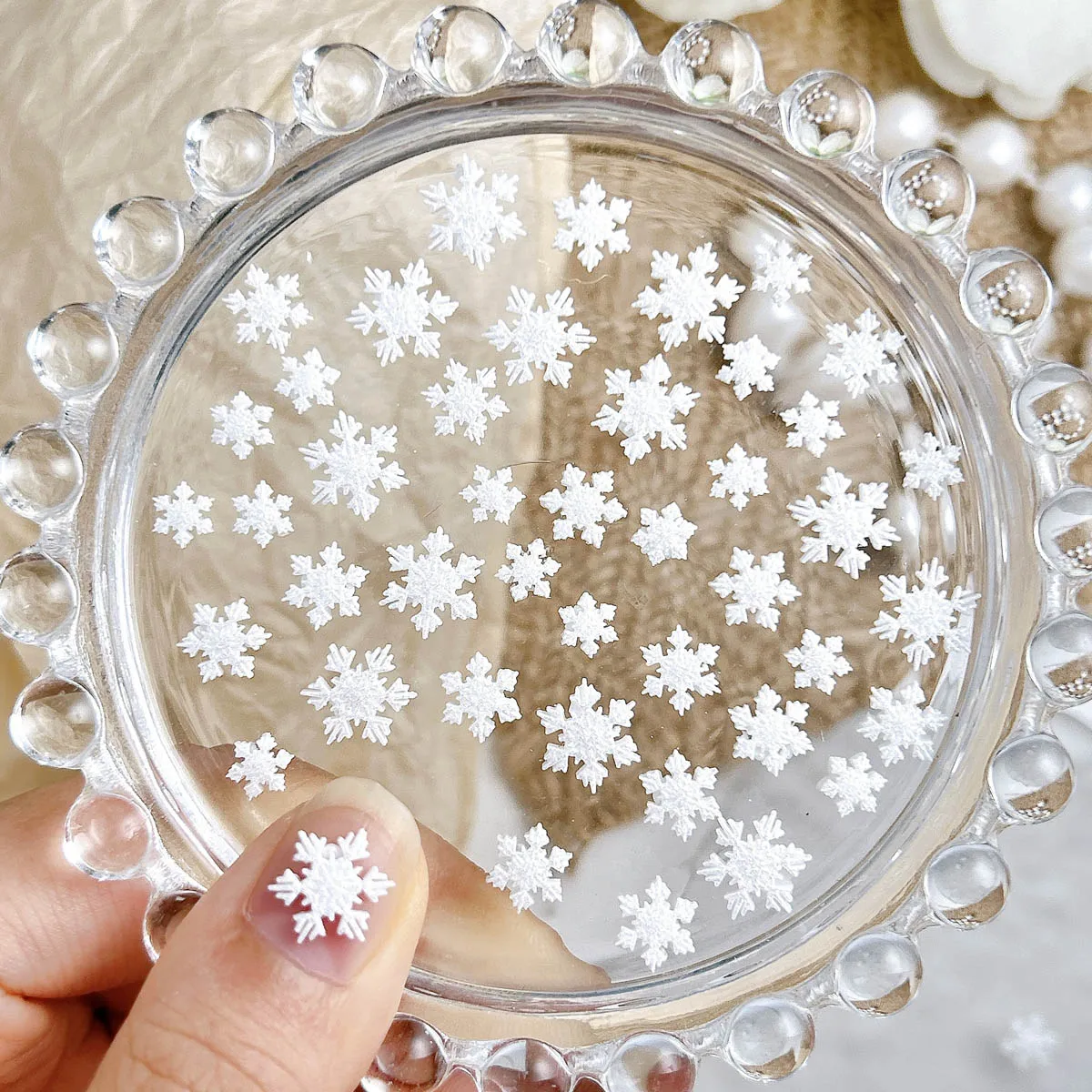 50 SZTUK Minimalistyczne, Słodkie Białe Płatki Śniegu z Żywicy do Zdobienia Paznokci, Kreatywne Sześciokątne Ozdoby do Paznokci DIY, Bajkowe Paznokcie