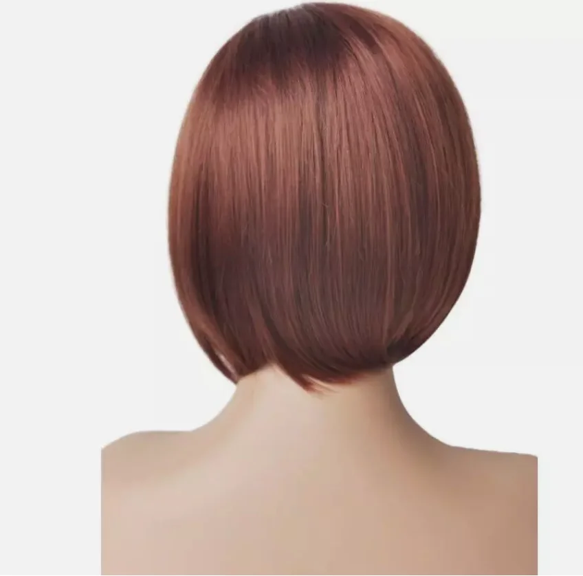 Elegante peluca de pelo corto marrón rojo para mujer con raya lateral y cuero cabelludo realista