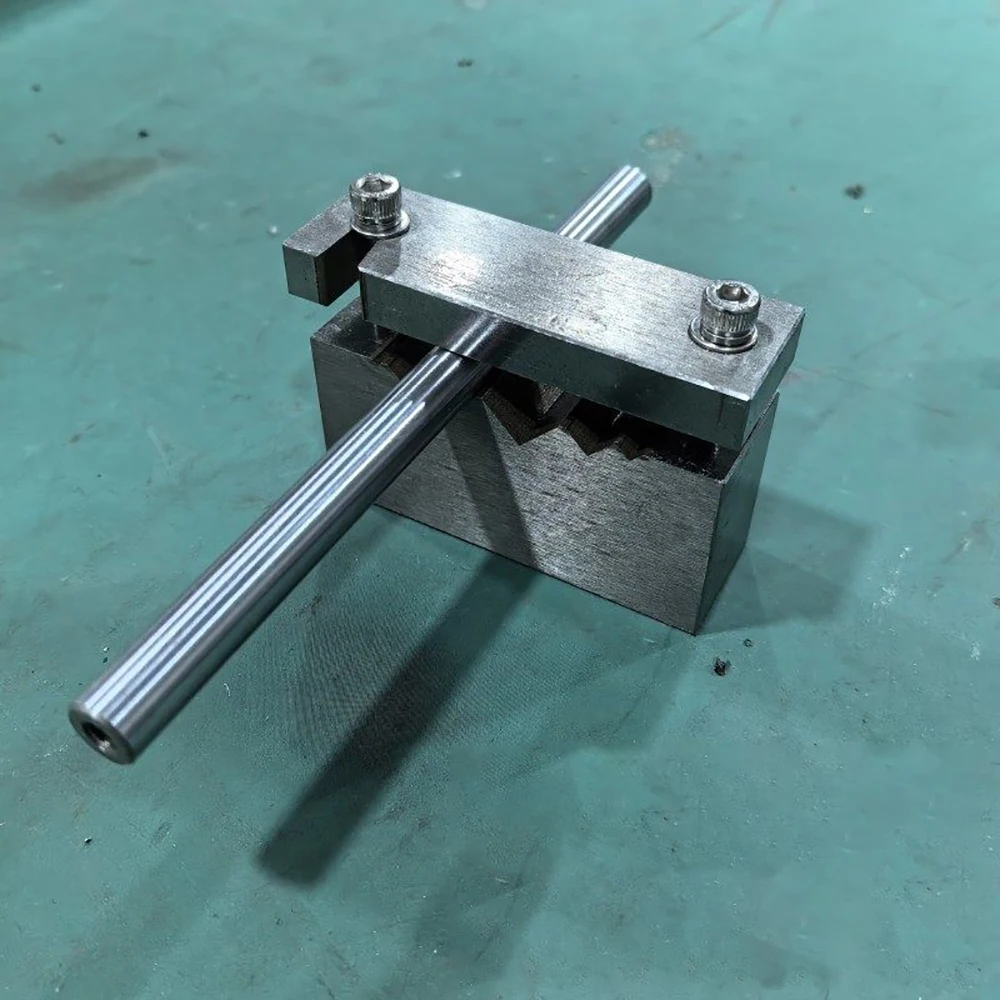 

Универсальный зажим для круглых прутков – для электроэрозионной обработки, резки проволокой и шлифовки выталкивающих штифтов