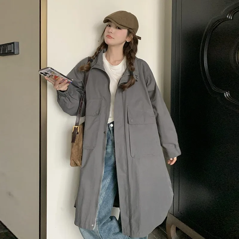 A new youthful versatile comfortable and skin-friendly trench coat workwear