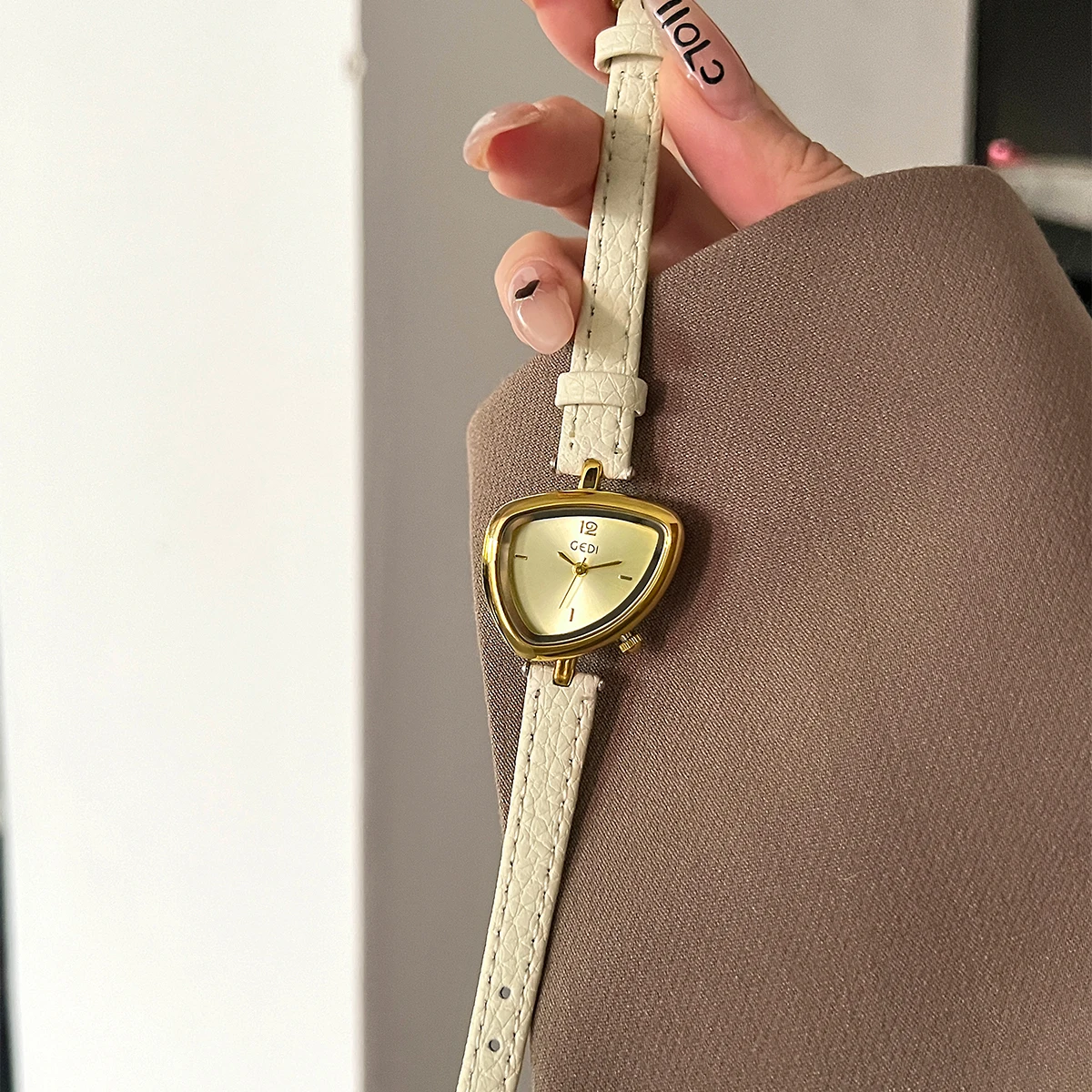 GEDI ヴィンテージウォッチ レザー ライトラグジュアリー シンプル ユニーク 不規則な文字盤 レディースウォッチ エレガント クォーツ 防水 女性用腕時計