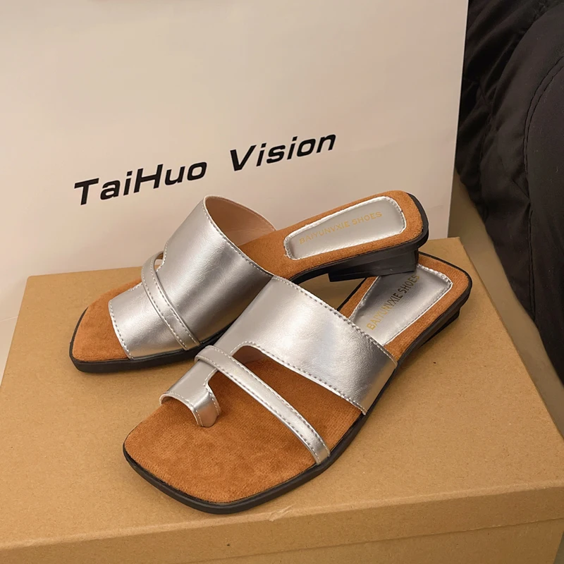 

Женские тапочки на низком каблуке в стиле ретро, женская летняя уличная одежда, новинка 2025, корейская версия, одинаковые юбки, крутые тапочки в римском стиле