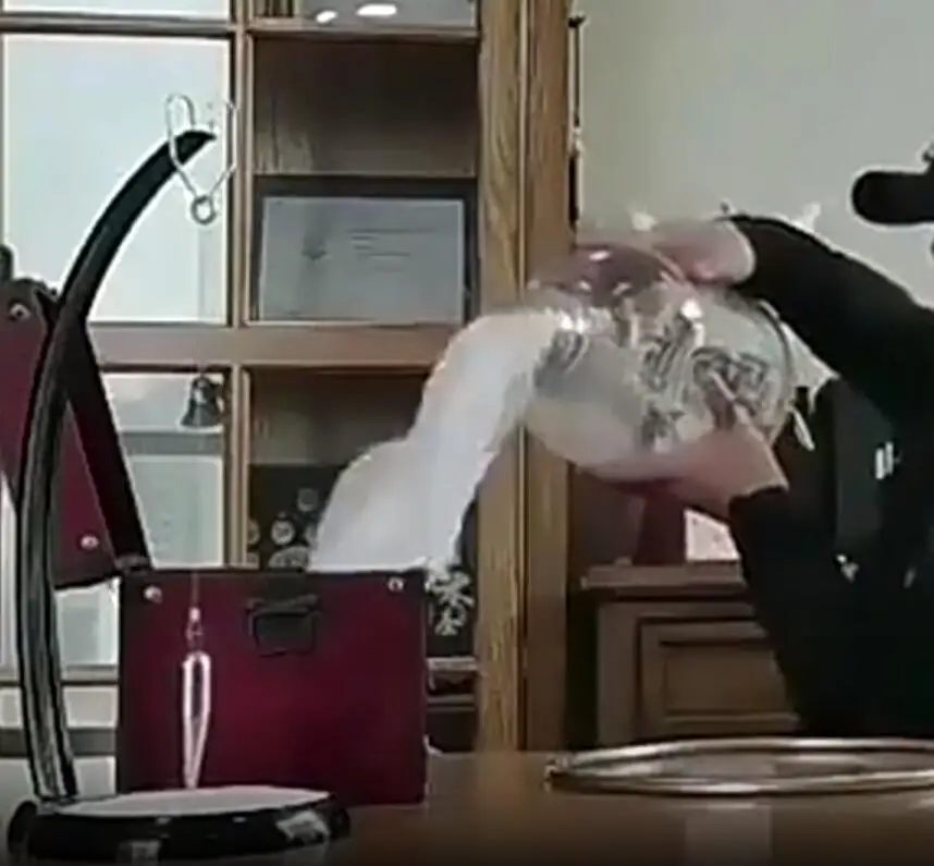 

Версия 2026: Танцующий волшебный платок - Автоматически послушный шелковый платок для сценических иллюзий, интерактивный реквизит для фокусов на вечеринках и шоу