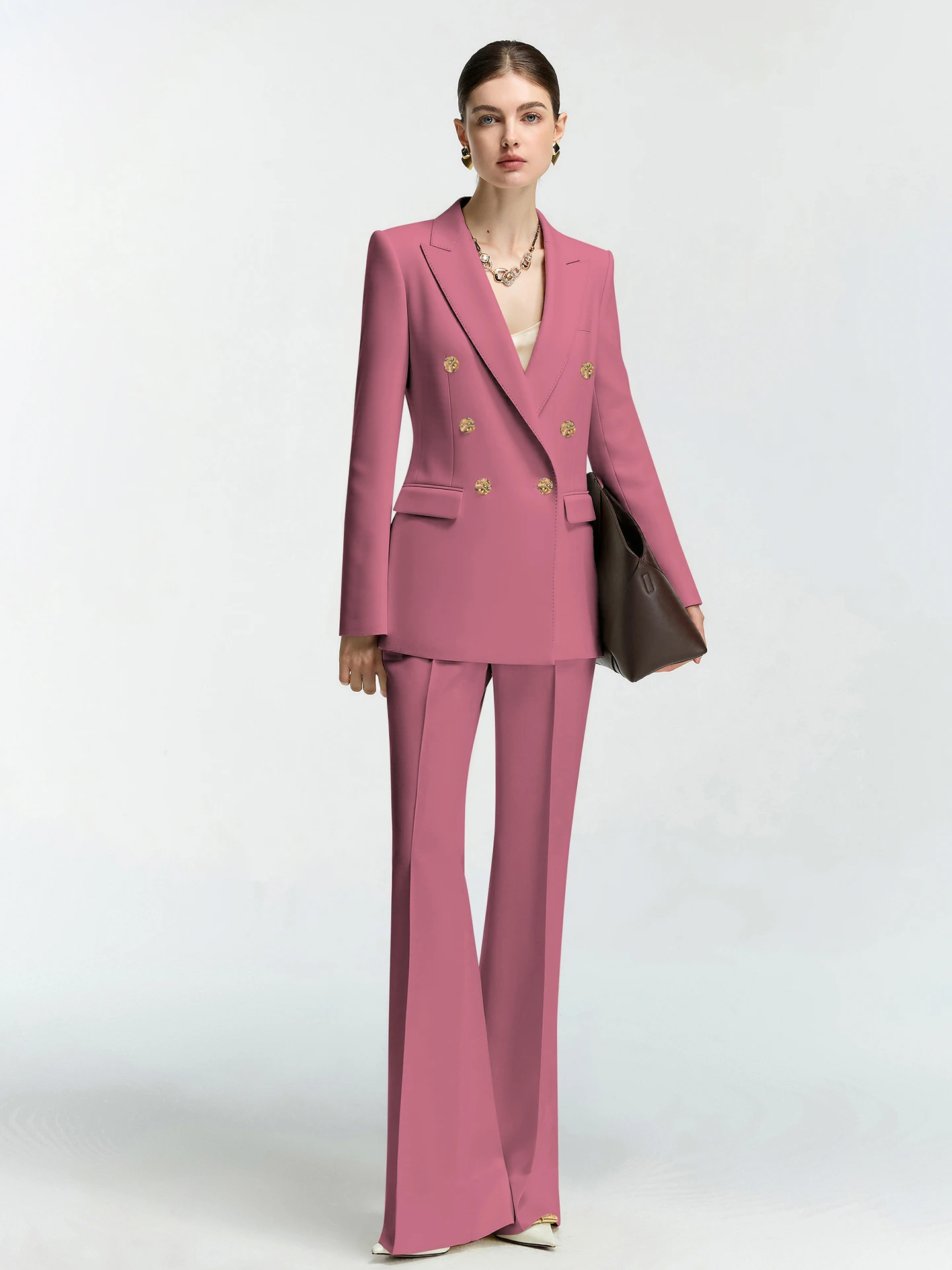 

Элегантный розовый костюм с расклешенными брюками для женщин: модный осенний гардероб, незаменимый элемент для профессиональных ведущих и экзаменационных мероприятий.