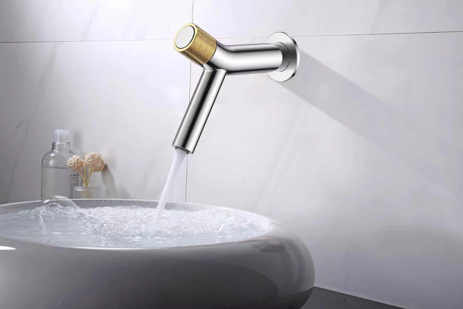 

Wall Mounted Luxury Brass Modern Design Bathroom sink faucet High Quality One Handle Hot Cold Water Fashion Basin mixer Tap