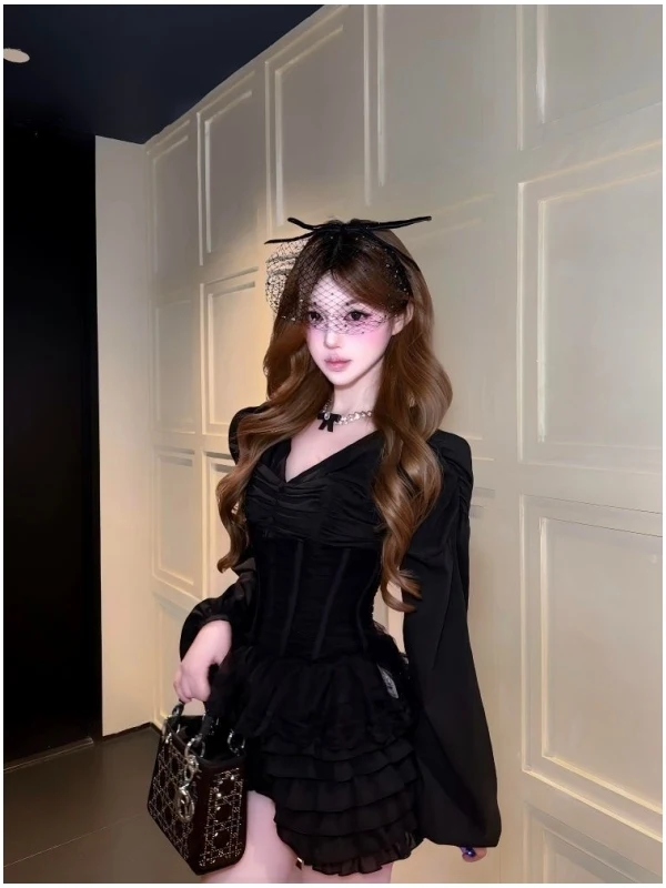 

Осенний новый стиль: комплект из трех предметов в французском стиле — топ с V-образным вырезом, утягивающий фигуру, и юбка миди с завышенной талией.