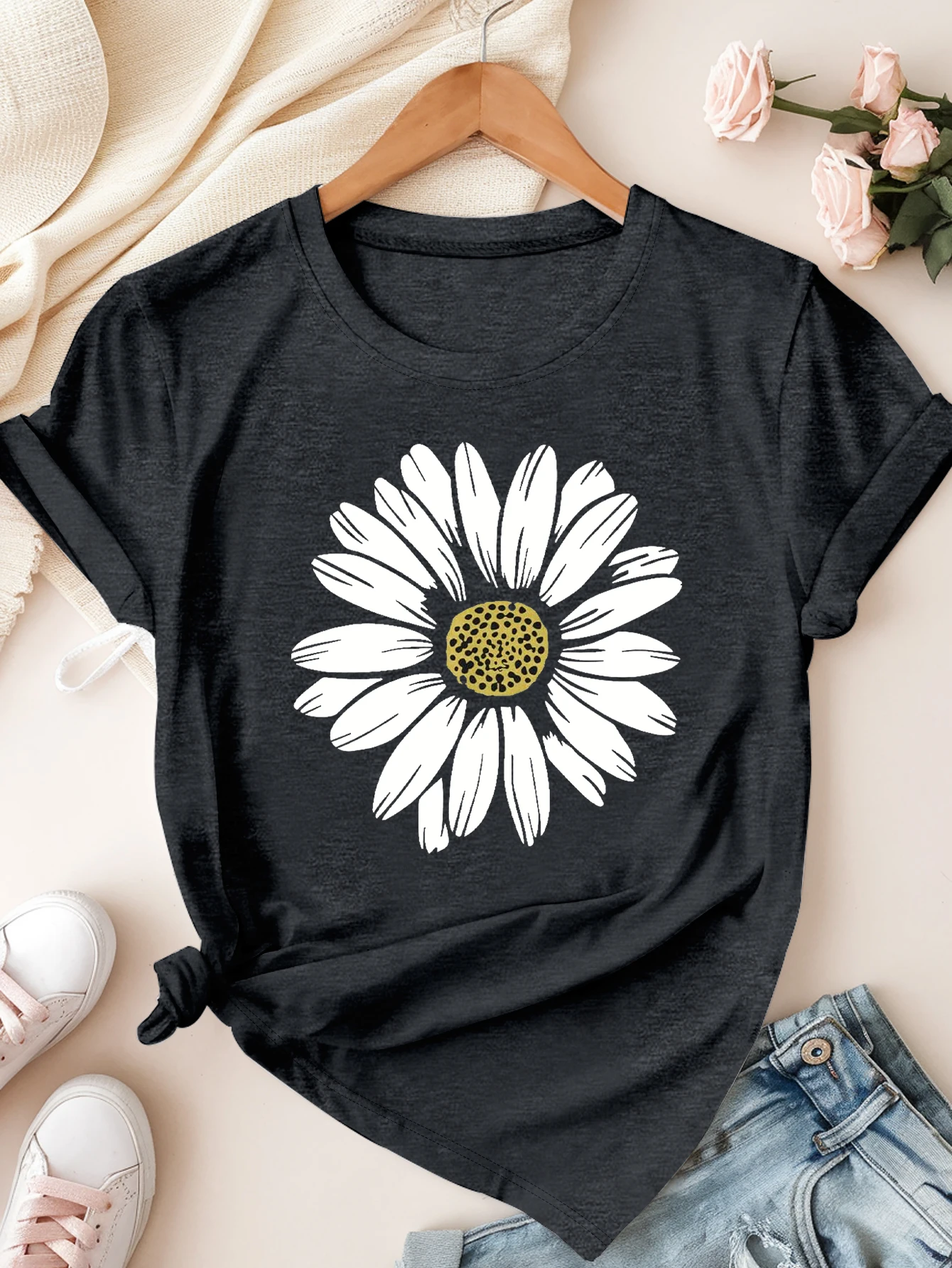 

Женская зеленая футболка больших размеров с большим принтом ромашки для весенних и летних активного отдыха и пикников