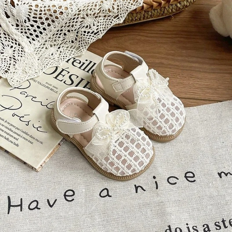 Baby Mädchen Geflochtene Ledersandalen mit Perlen-Schleife 2026 Neue Sommer Kleinkind Strandschuhe Weiche Sohle Rutschfeste Prinzessinnen-Party-Ballerinas – Detail 6