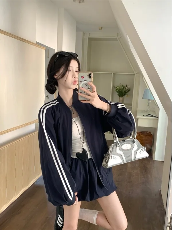 

Спортивный повседневный комплект с цветовыми блоками: женская свободная бейсбольная куртка и пышная короткая юбка, модный костюм-двойка, весна 2026