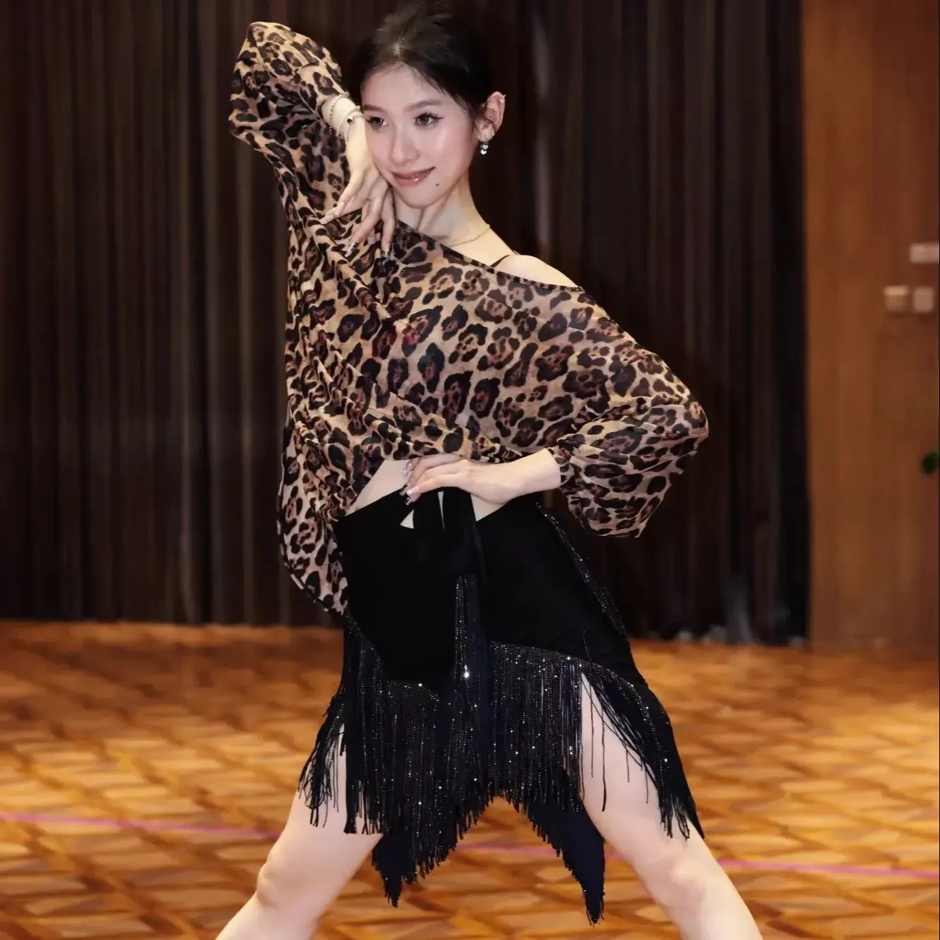 2025 feminino solto inclinado ombro leopardo impressão malha superior roupas de prática de dança latina samba chacha dança wear dn21879