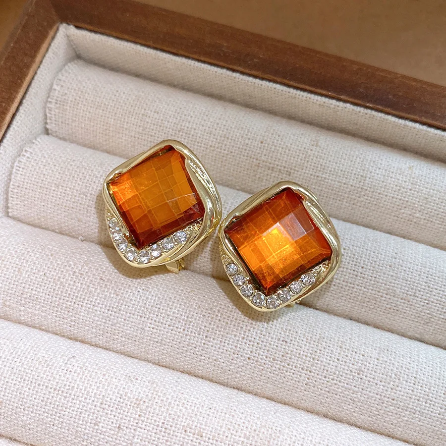 Vintage Amber Color Rhinestones Stud Earrings Wavy Twisted Square Ear Studs for Women Palace Style Banquet Fashion Jewelry K