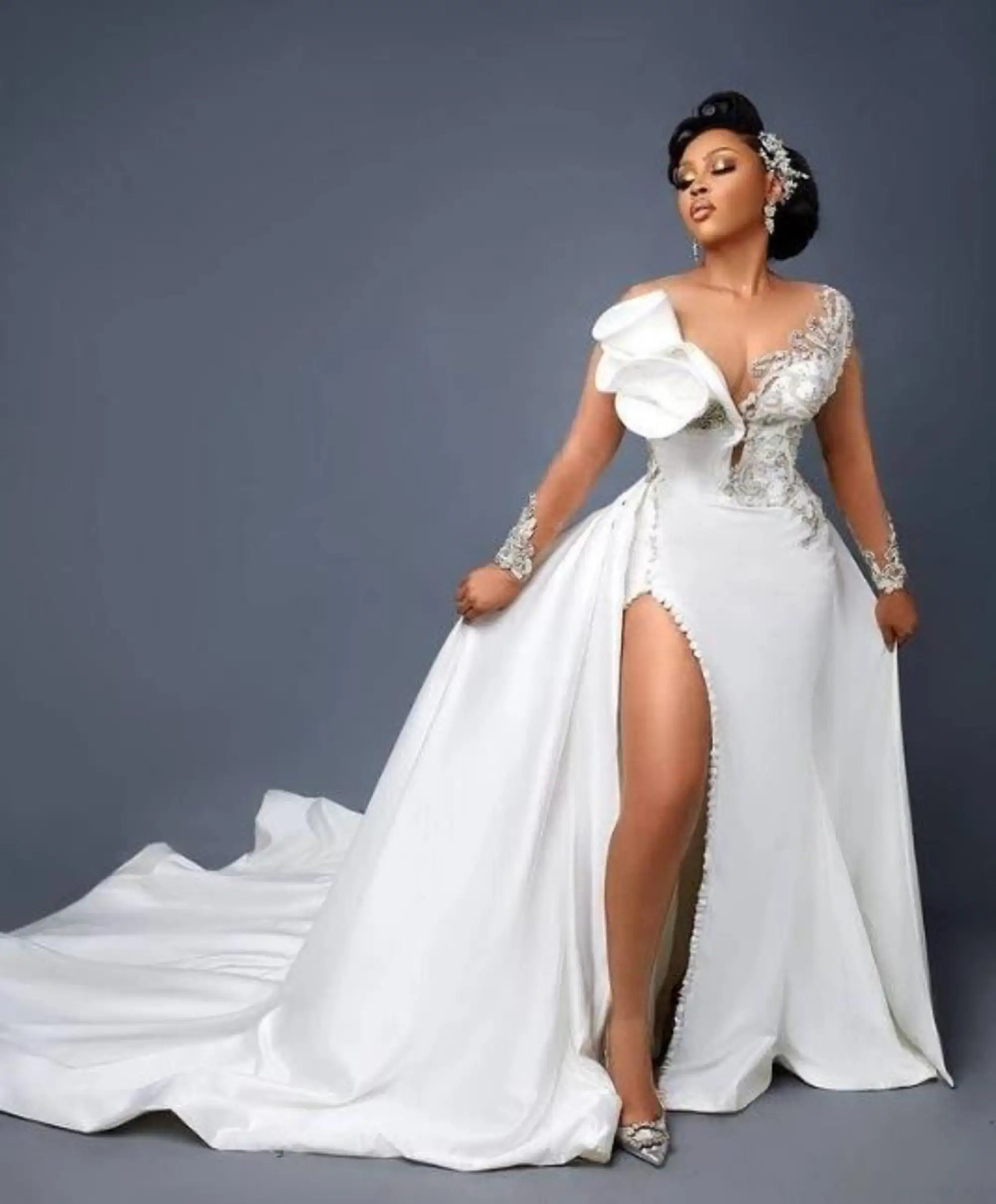 Exquisite Sexy Appliques Wedding Dresses Floor-Length Cut-Out Pleat Trumpet Dress Custom Made