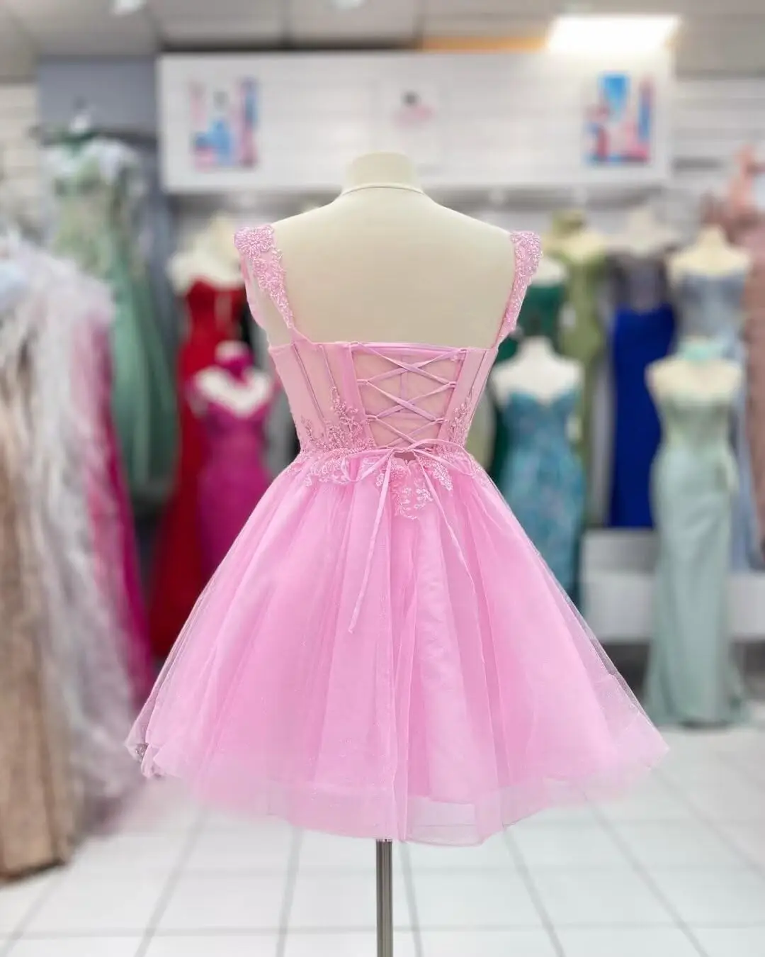 فستان قصير لحفلات العودة للوطن للمراهقين من الدانتيل Quinceanera DAMA فستان بدون أكتاف من التول