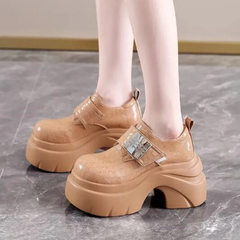 2025 جديد الخريف 9 سنتيمتر عالية الكعب أحذية من الجلد عادية النساء أحذية رياضية مكتنزة مريحة مضخات عالية منصة أحذية مشي امرأة