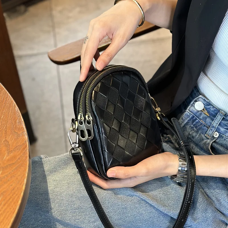 Mobile Phone Bag Female Crossbody2024New Style Textured Versatile Quilted Vertical Vegetable Tanned Leather Small Shoulder Bag f