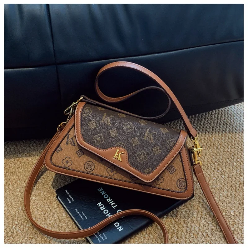 

Стильная маленькая сумка-тоут с верхней ручкой и регулируемым ремнем для повседневного и неформального использования. Шикарная мини-сумка-тоут с верхней ручкой.