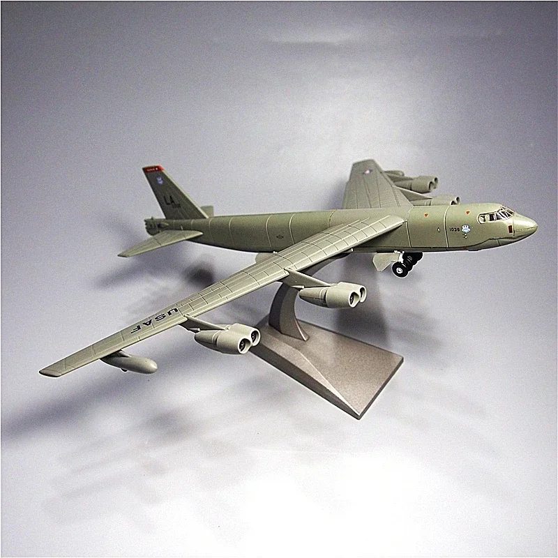 2024 1/200 Scale Alloy Stratofortress Long-range Strategic Bomber B52 Militarized Combat Aircraft Model Collection Toys Gifts