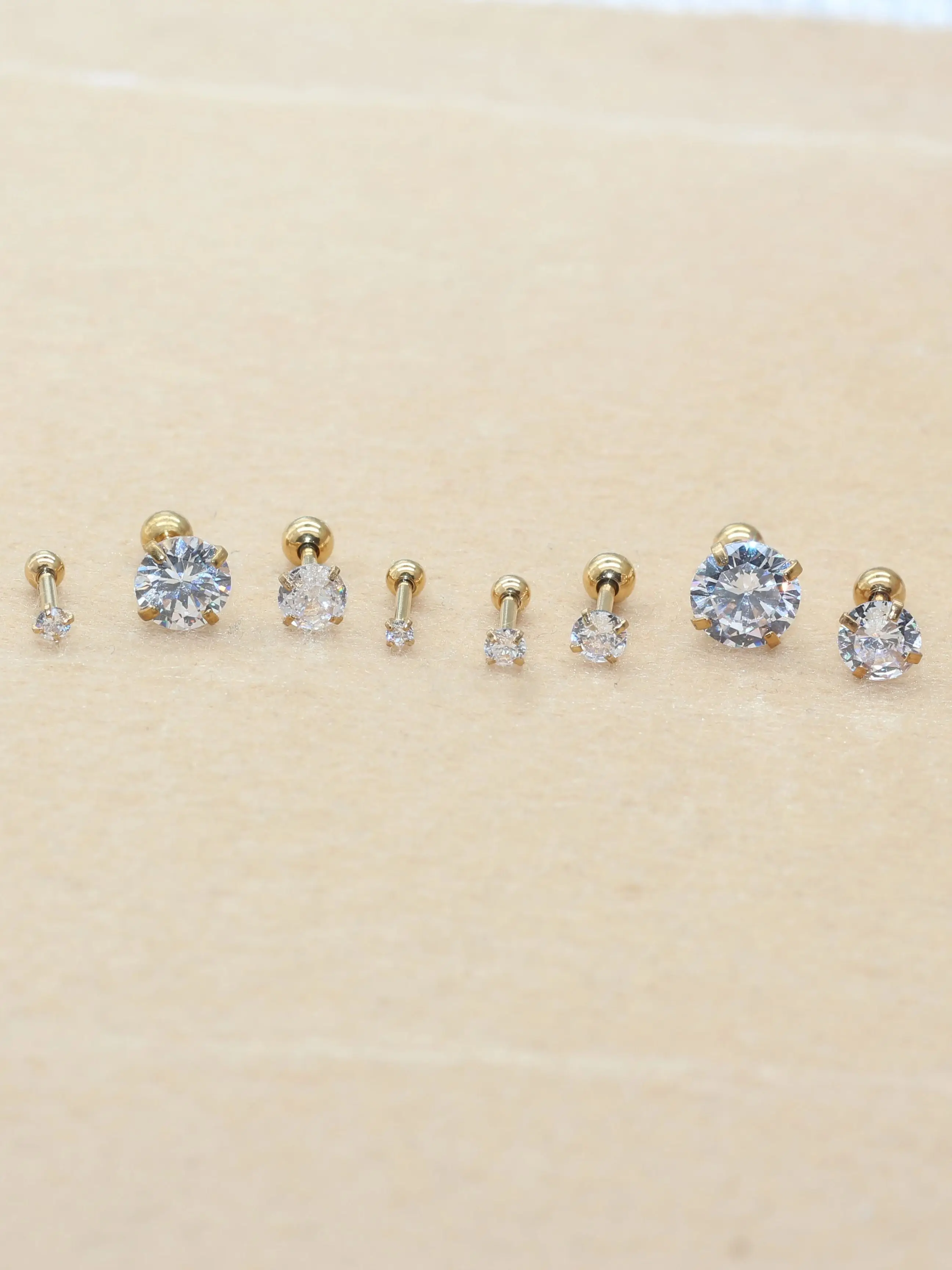 Mini-Ohrstecker aus Edelstahl mit Zirkonia, 2 mm bis 8 mm, klassischer Stil, goldfarbene IP-Beschichtung, verblasst nicht leicht, allergiefrei. – Detail 1