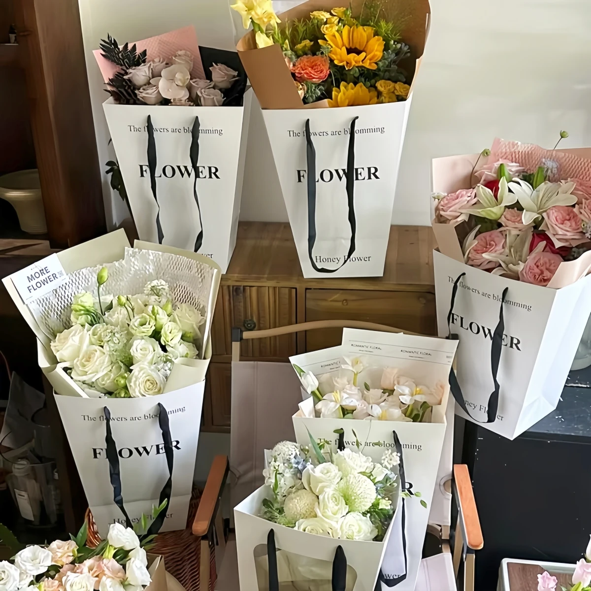 5 Stück/10 Stück Weiße Trapezförmige Blumenstrauß-Verpackungen aus Karton, Elegante Geschenktüten für Hochzeiten, Valentinstag und Abschlussfeiern für Rosen – Detail 2