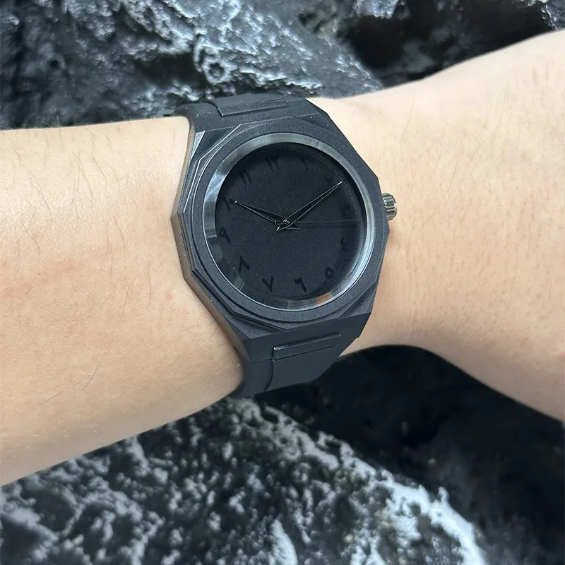 

2025 персонализированные креативные полностью черные мужские часы, арабские цифровые спортивные пластиковые кварцевые часы для отдыха, настраиваемые