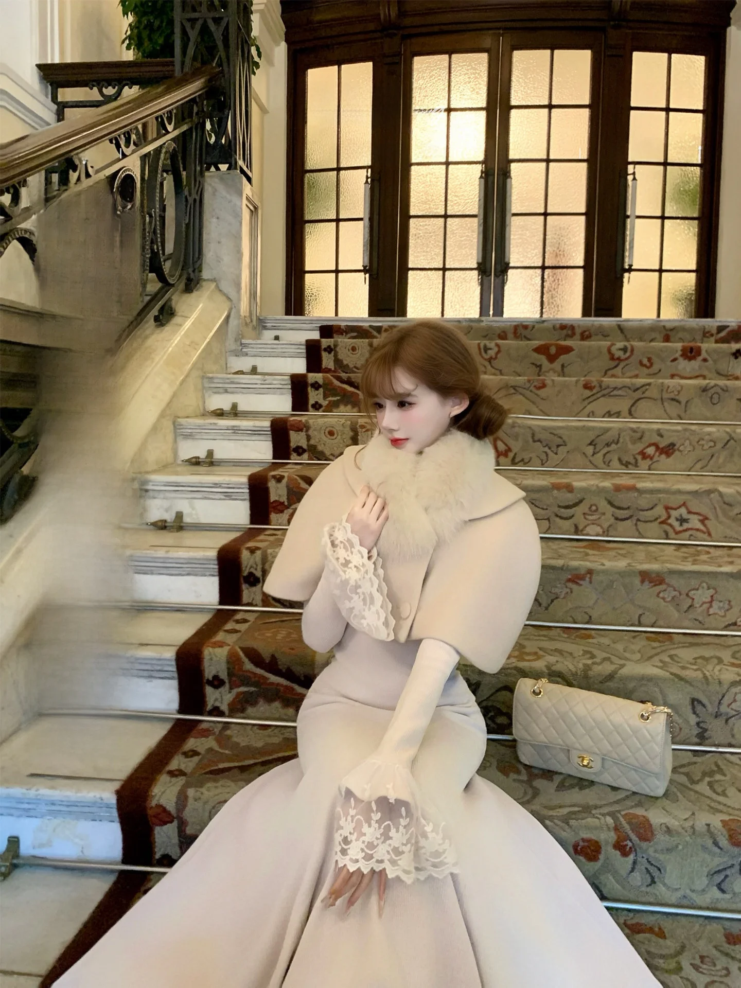 

Комплект из двух предметов: пальто с мягким меховым воротником и кукольным воротником, а также платье с длинными рукавами и кружевной отделкой. Осенняя мода для женщин.