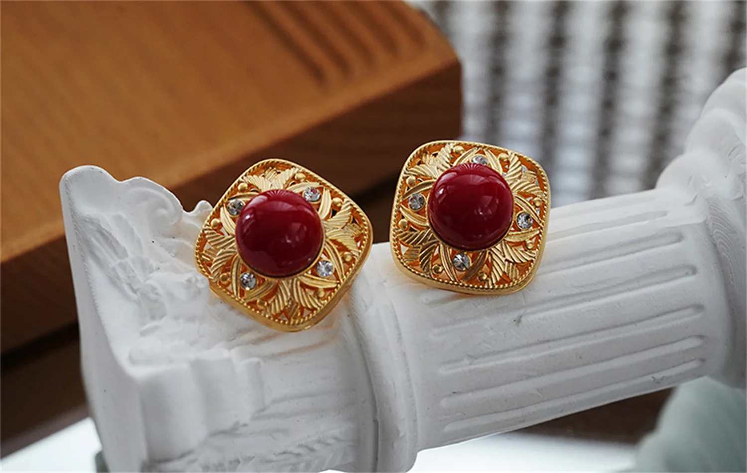 

Vintage earrings, feminine personality, high-end sense openwork carved stud earrings, square vintage court-style earrings