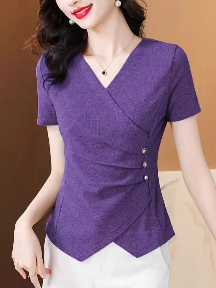 2025แนวโน้มเสื้อยืดฤดูใบไม้ผลิฤดูร้อนผู้หญิงS-3XL High Street Cross Vคอคลาสสิกปุ่มแยกHem Shirring Solidไม่สมมาตร